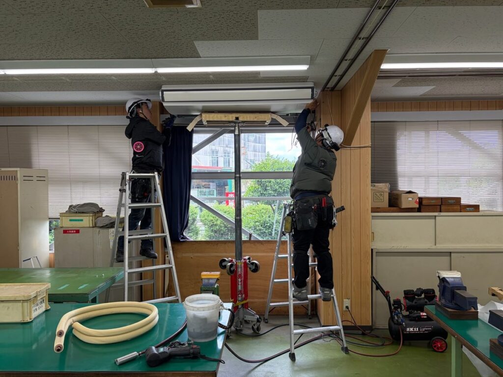 天井吊形の業務用エアコンを作業員2名で据え付ける工事