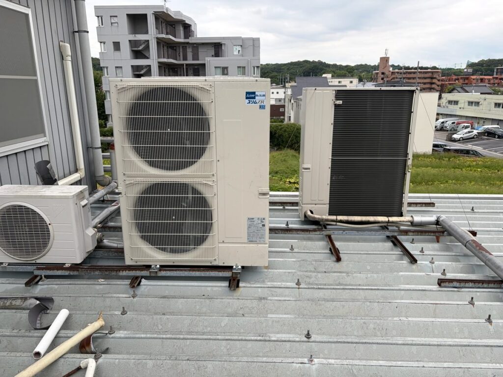 建物の屋上に設置した業務用エアコンの室外機