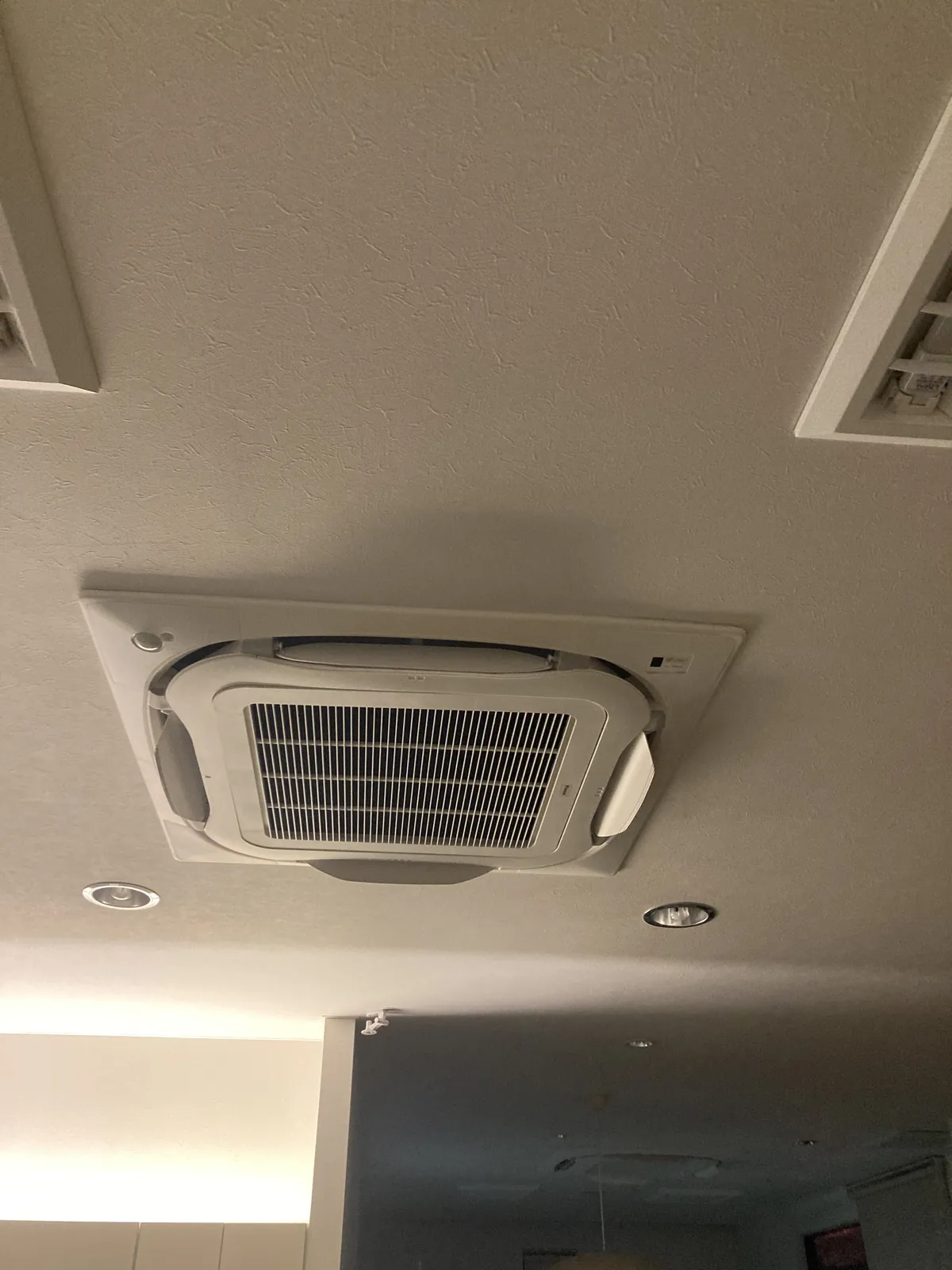 日進市の理美容院で入れ替えた、自動昇降パネル仕様の天井カセット形業務用エアコン室内機