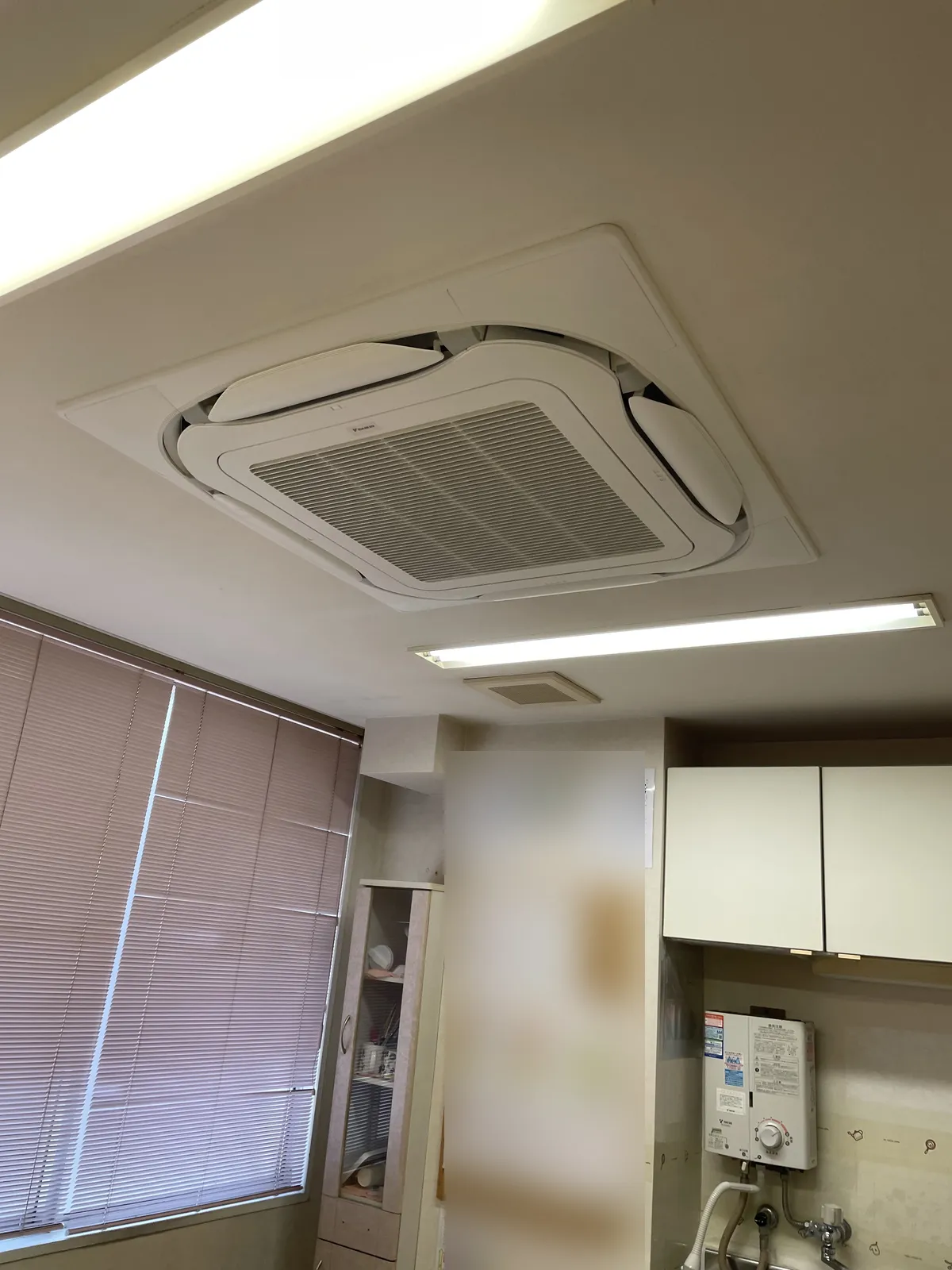 事務所の天井に設置された天井カセット形の室内機