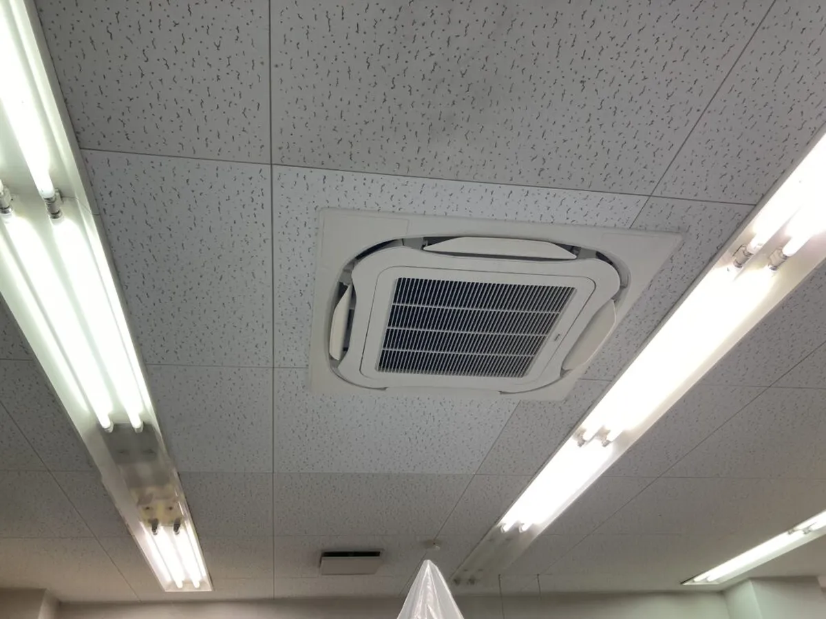 豊明市の事務所の天井に設置された天井カセット形エアコン