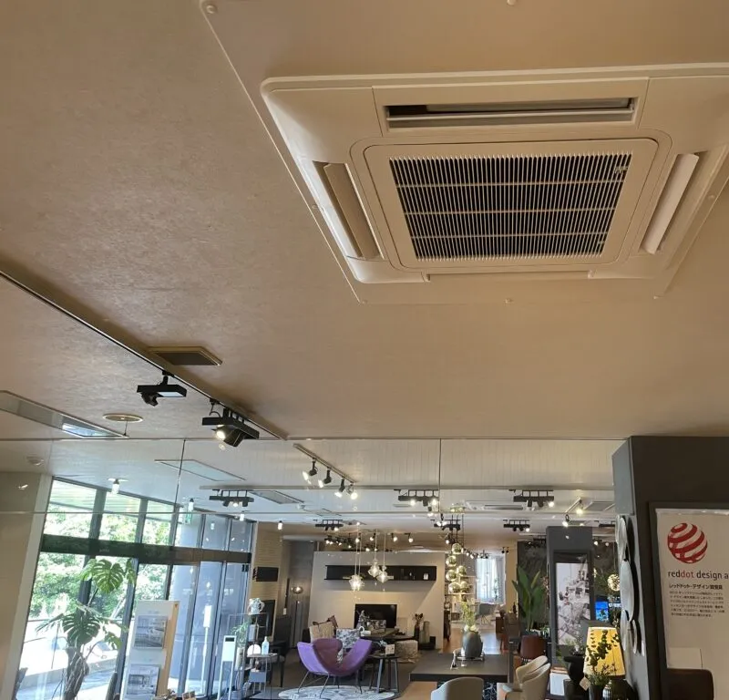 物販店の天井に設置された天井カセット4方向形の室内機