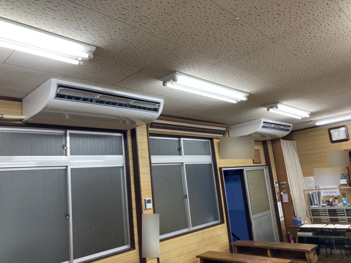豊明市のそろばん塾の教室に設置された天吊形エアコン2台