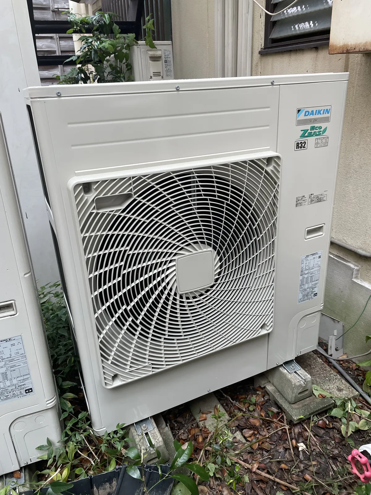 建物脇の地面に設置した業務用エアコンの室外機
