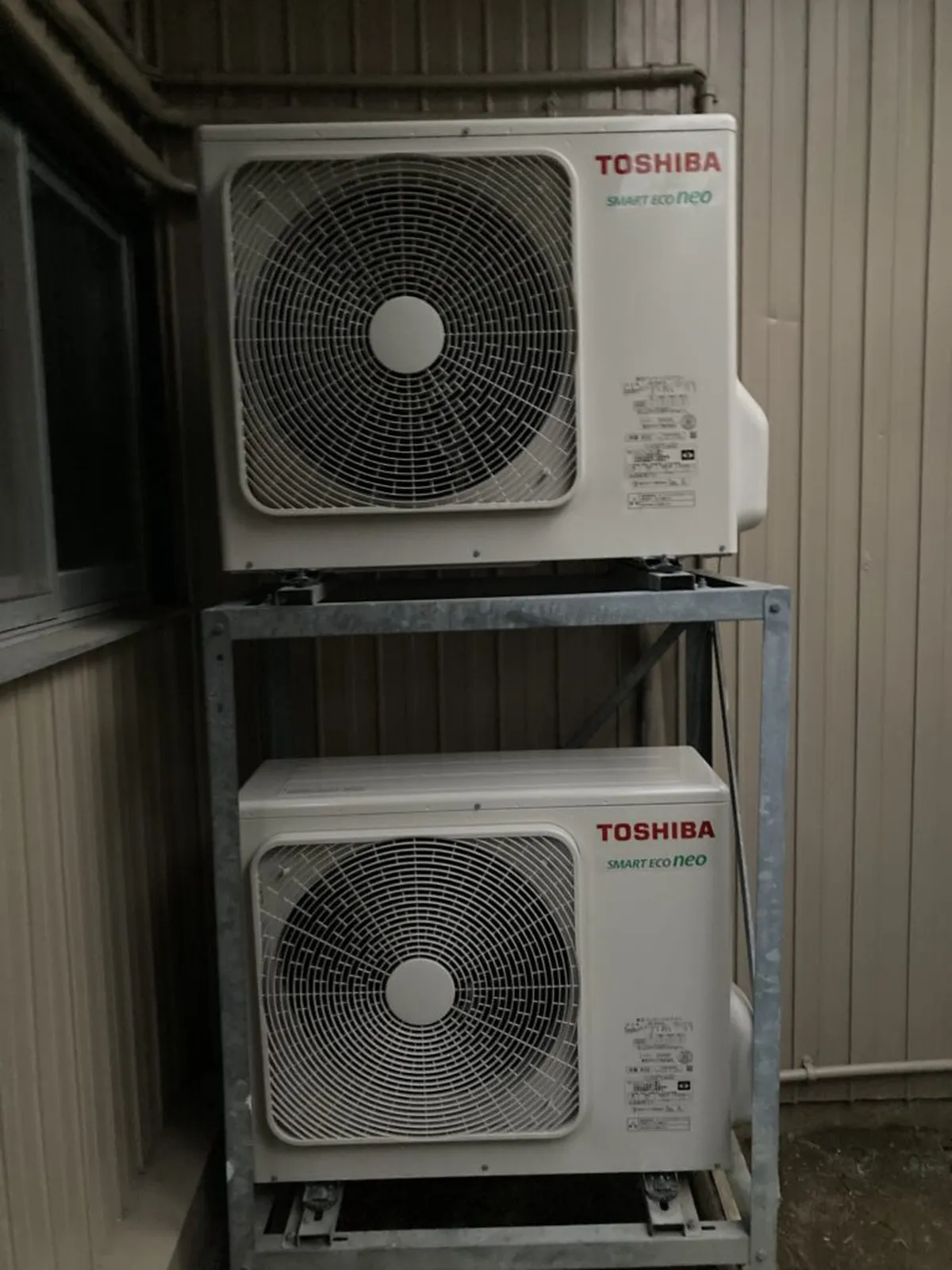 架台に2段に積んで設置した業務用エアコンの室外機