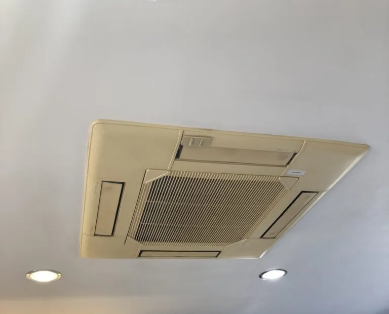 長年の使用で黄ばんだ天井カセット形の室内機